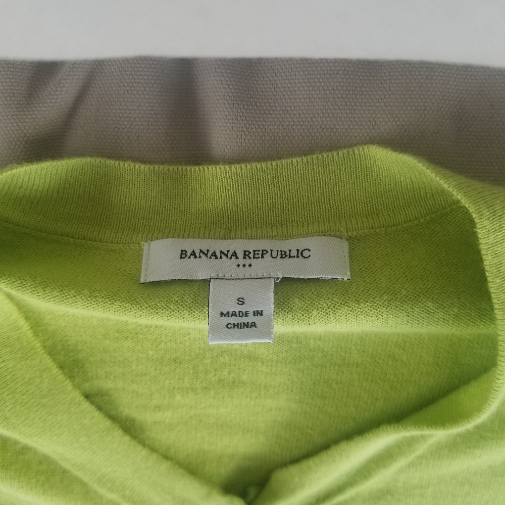 Banana Republic ruffle 3/4 sleeve cardigan

C - Picture 2 of 2
